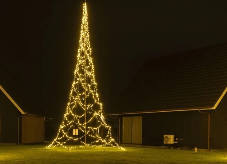 Árbol de Navidad sobre mástil con iluminación Árbol de Navidad sobre mástil con iluminación