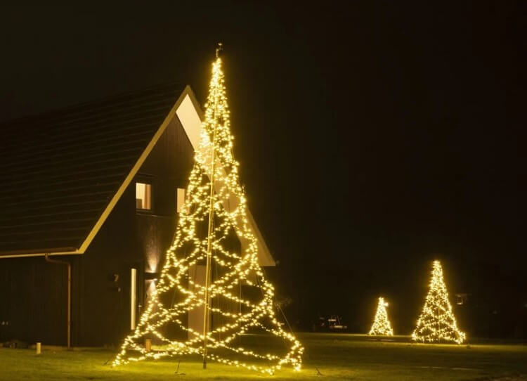 Árbol de Navidad sobre mástil con iluminación Árbol de Navidad sobre mástil con iluminación