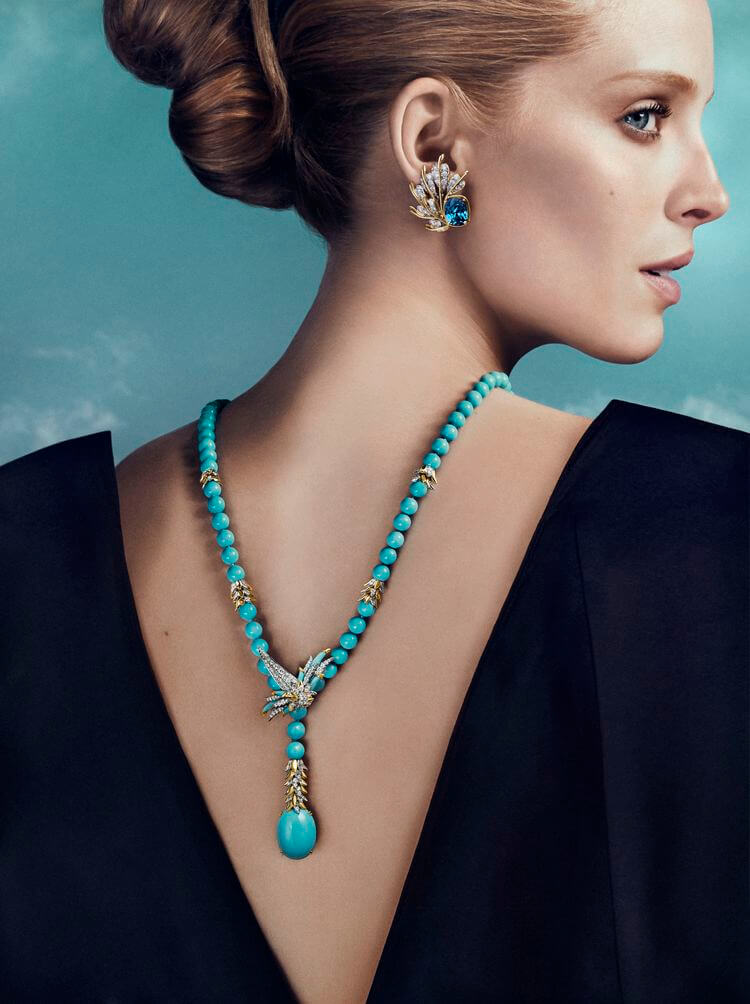 Abbey Champion con Alta Joyería con turquesas Colección Bird on a Rock by Tiffany Abbey Champion con Alta Joyería con turquesas Colección Bird on a Rock by Tiffany