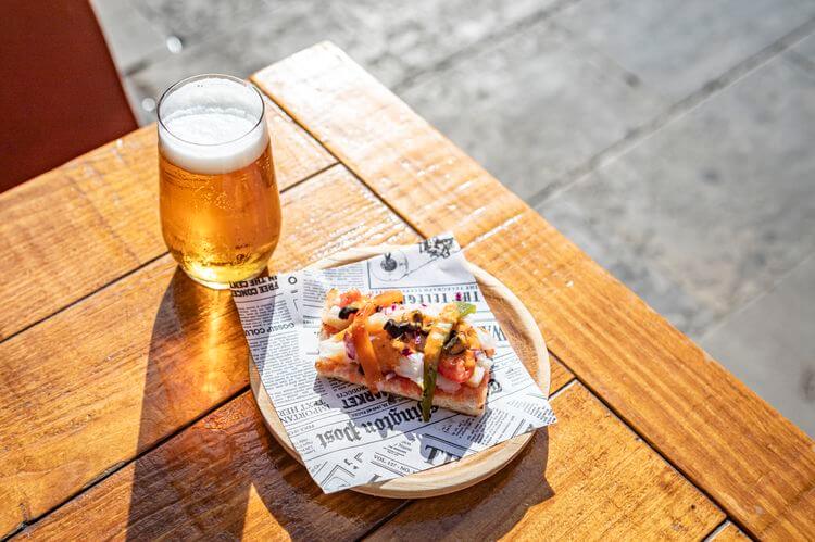 Ambos Mundos – Matrimonio de esqueixada y escalivados sobre pan de coca. Ambos Mundos – Matrimonio de esqueixada y escalivados sobre pan de coca.