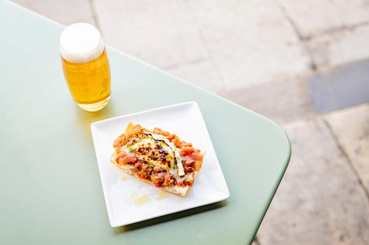 Bar Tomate BCN – Tostada de escalivada con queso de cabra. Bar Tomate BCN – Tostada de escalivada con queso de cabra.