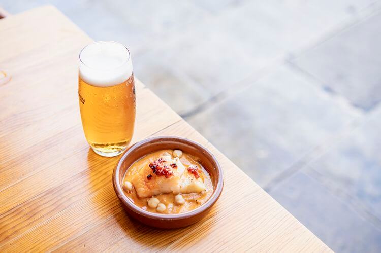 Expat Café – Bacalao confitado sobre crema de garbanzos con crumble de butifarra. Expat Café – Bacalao confitado sobre crema de garbanzos con crumble de butifarra.