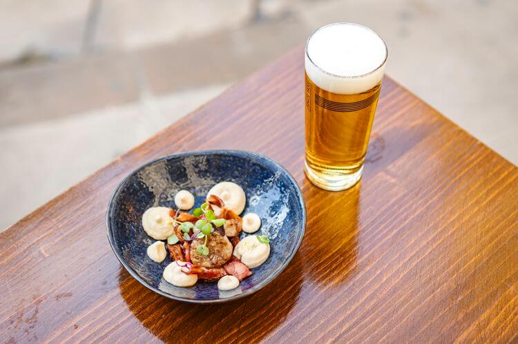 Marisco Barcelona – Hummus de judía blanca con butifarra de perol, crujiente de bacon y mermelada de cebolla caramelizada. Marisco Barcelona – Hummus de judía blanca con butifarra de perol, crujiente de bacon y mermelada de cebolla caramelizada.