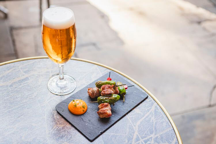 Rei de Copes – Pincho de butifarra y pimiento del padrón con mayonesa de pimentón. Rei de Copes – Pincho de butifarra y pimiento del padrón con mayonesa de pimentón.