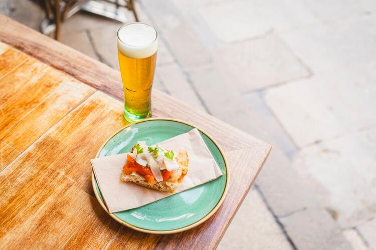 Rossini – Pan de coca con escalivada y bacalao confitado al ajo. Rossini – Pan de coca con escalivada y bacalao confitado al ajo.