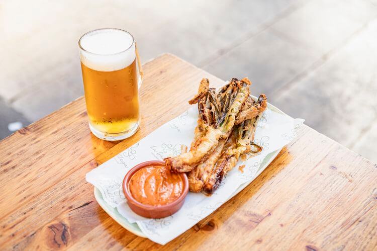 Tobogán – Calçot en tempura con salsa romesco. Tobogán – Calçot en tempura con salsa romesco.