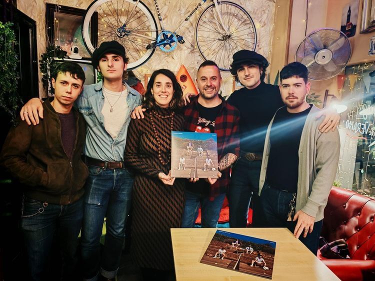 Leticia y Lionel de La Bella Vida rodeados de los 4 miembros de Querida Margot