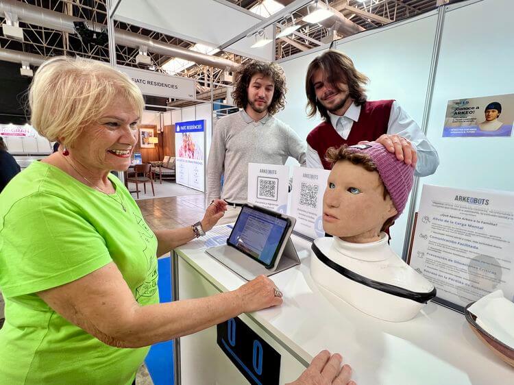 Arkeo, el robot humanoide para combatir la soledad de los mayores Arkeo, el robot humanoide para combatir la soledad de los mayores