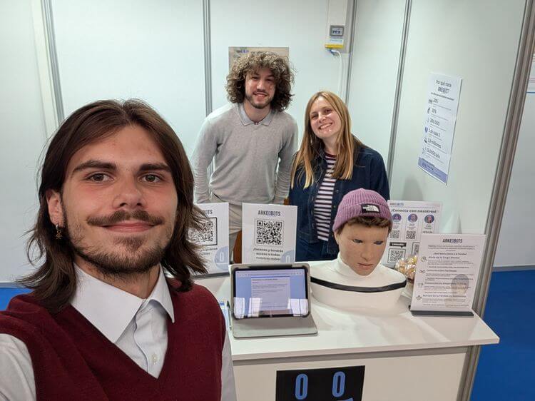Arkeo, el robot humanoide para combatir la soledad de los mayores Arkeo, el robot humanoide para combatir la soledad de los mayores