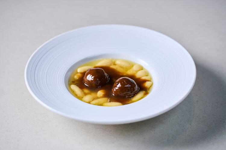 fabes estofadas y albóndigas Cinco Jotas