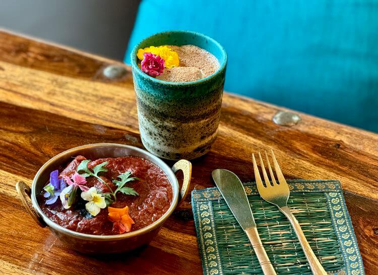 Mayura eleva la cocina india con un sugerente diálogo entre alta gastronomía y coctelería de autor