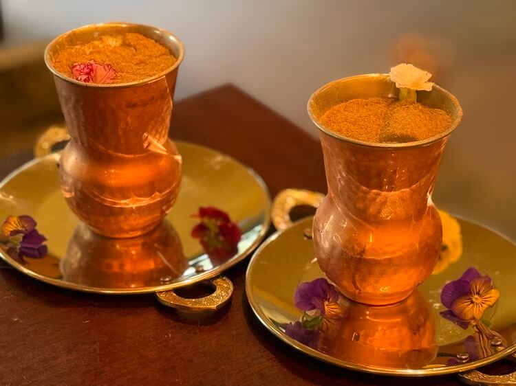 Mayura eleva la cocina india con un sugerente diálogo entre alta gastronomía y coctelería de autor