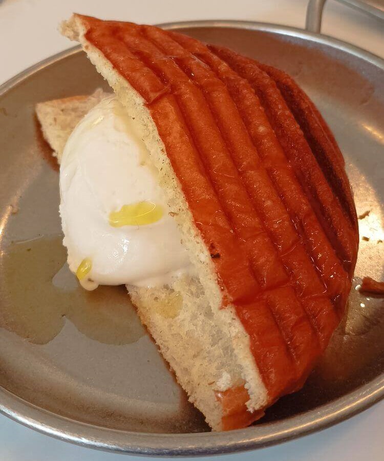 Brioche con helado de nata, aceite de oliva y sal. Brioche con helado de nata, aceite de oliva y sal.
