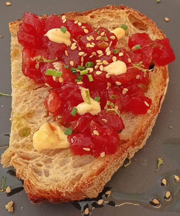 Tostada de tartar de atún macerado con soja, naranja y lima. Tostada de tartar de atún macerado con soja, naranja y lima.