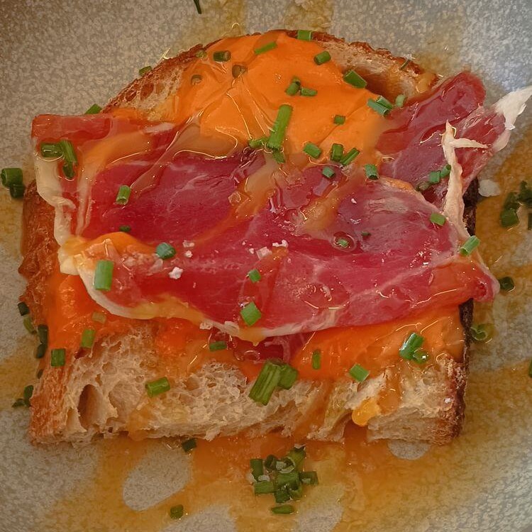 Tostada de jamón, salmorejo y yema a baja temperatura. Tostada de jamón, salmorejo y yema a baja temperatura.