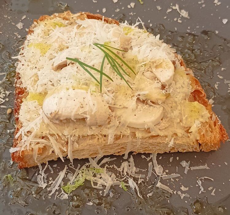 Tostada de champiñones con anacardo, queso parmesano y eneldo. Tostada de champiñones con anacardo, queso parmesano y eneldo.