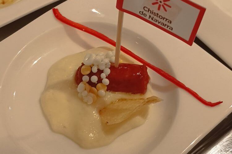 Espuma de huevo frito y patata, chistorra, perlitas de huevo Espuma de huevo frito y patata, chistorra, perlitas de huevo