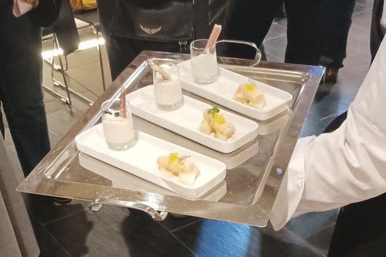 Ajo blanco de espárragos, caballa marinada con helado de almendra Ajo blanco de espárragos, caballa marinada con helado de almendra