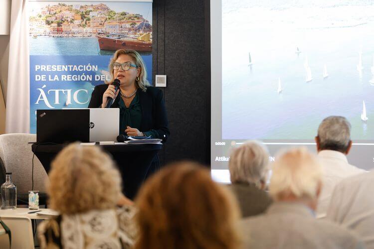 Sra. Athina Kolyva, Jefa de la Dirección de Turismo de la Región Metropolitana del Ática Sra. Athina Kolyva, Jefa de la Dirección de Turismo de la Región Metropolitana del Ática