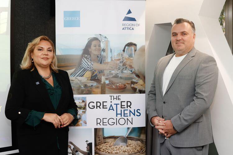 Sra. Athina Kolyva, Jefa de la Dirección de Turismo de la Región Metropolitana del Ática y Sr. Athanasios Thanasou, técnico del departamento de promoción turística de la Región Metropolitana del Ática Sra. Athina Kolyva, Jefa de la Dirección de Turismo de la Región Metropolitana del Ática y Sr. Athanasios Thanasou, técnico del departamento de promoción turística de la Región Metropolitana del Ática
