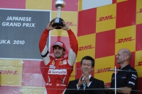 Fernando Alonso recibe el trofeo en el GP F1 Japón