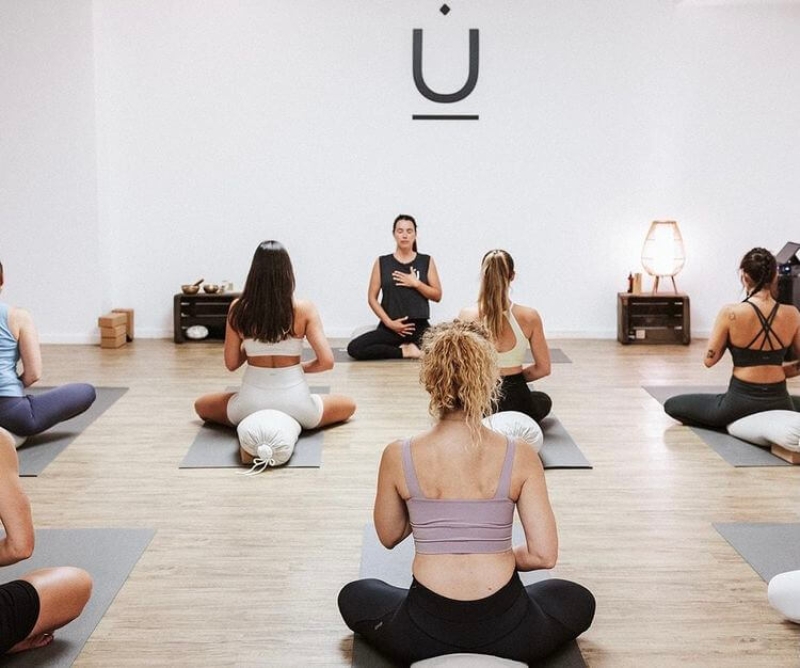 UNE Yoga, un concepto único que combina yoga, barre y movimiento consciente