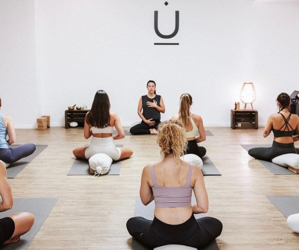 UNE Yoga, un concepto único que combina yoga, barre y movimiento consciente