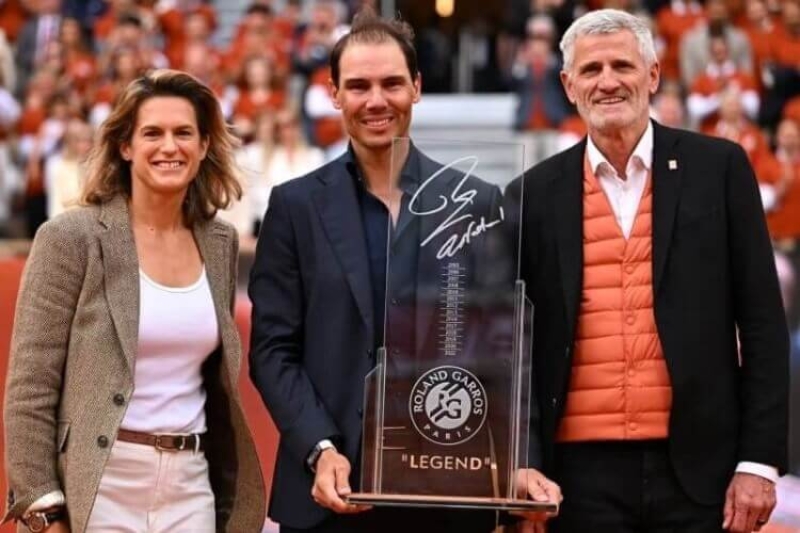 Rafael Nadal recibe un histórico homenaje en Roland Garros