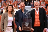 Rafael Nadal recibe un histórico homenaje en Roland Garros