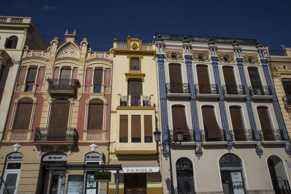 Los cuatro edificios ubicados en la plaza de La Farola –epicentro histórico-urbano de la ciudad–, el edificio de Correos, el kiosco frente al Teatro Principal, la Casa Dávalos, la Casa de los Caracoles…