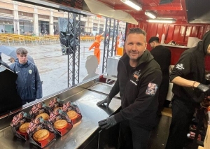 Alex Viñal, chef de Nola Smoke preparando La Nonna Burger