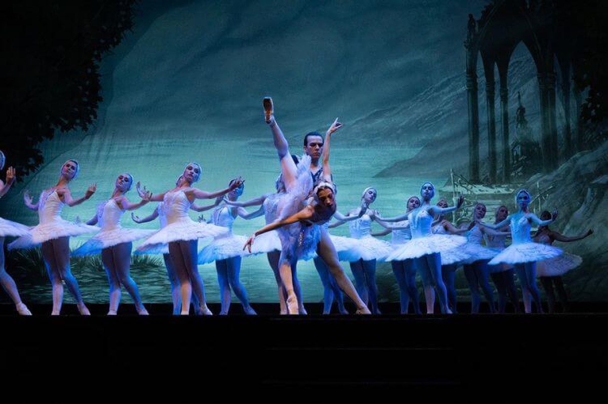 EL LAGO DE LOS CISNES DEL BALLET DE KIEV INAUGURA LA TEMPORADA DE VERANO 2025 EN BARCELONA