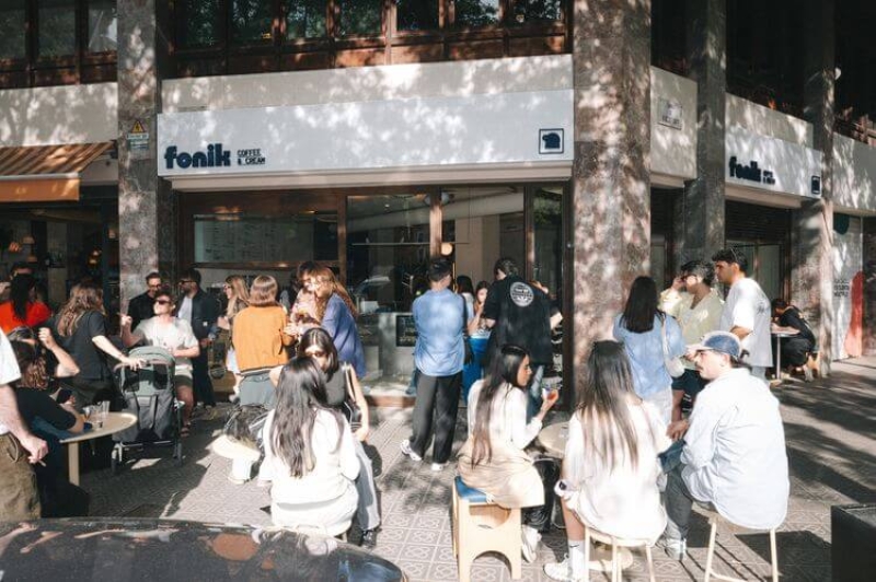 Fonik, café, helados y platillos con el sonido ambiental de buenos vinilos