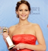 Ganadora de un Globo de Oro Jennifer Lawrence llevaba unos pendientes de diamantes talla brillante y oro blanco, una sortija con un diamante de 11 quilates talla rosa engastada en platino y otra sortija de diamantes rosas y oro banco.