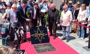 Ferran Adrià recibe su estrella en el Paseo de la Fama de Castelldefels, donde comenzó su revolución gastronómica