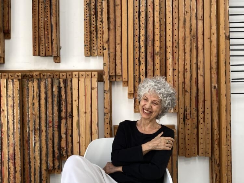 Kima Guitart presenta “Kima pintar la seda”, 50 años de arte textil