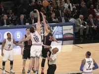 Pau Gasol se llevó el salto inicial frente a su hermano Marc, pero el pívot titular de la Conferencia Oeste se alzó con la victoria por 163-158 en la 64 edición del Partido de las Estrellas de la NBA.