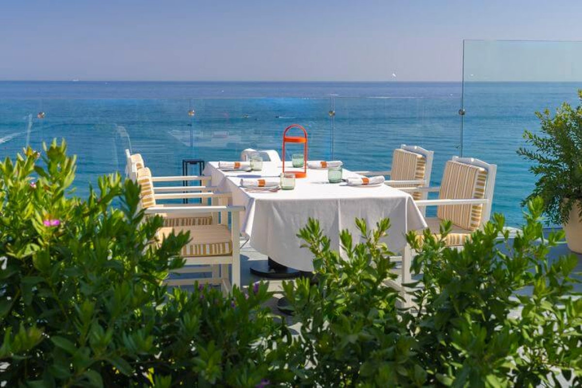 - Ubicado en el rooftop del hotel, el restaurante cuenta con vistas únicas al mar Mediterráneo