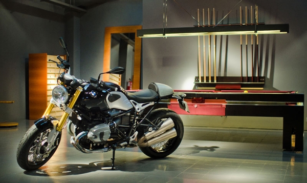 BMW R Nine T junto a la mesa de billar del diseñador de muebles Tresserra