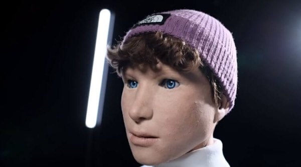 Arkeo, el robot humanoide para combatir la soledad de los mayores