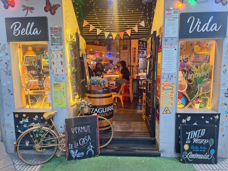 ILa Bella Vida, el bar donde Gijón sonríe, cumple 8 años de exitosa locura.